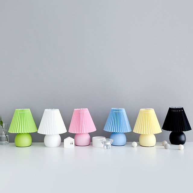 Accordion pleated table lamp