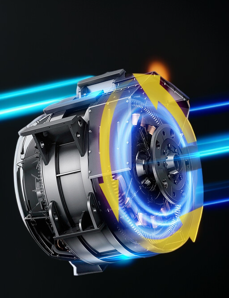 軽量設計の電動チェーンソーを片手で持つ様子