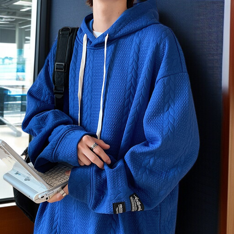 春のファッションに最適なフード付きスウェット