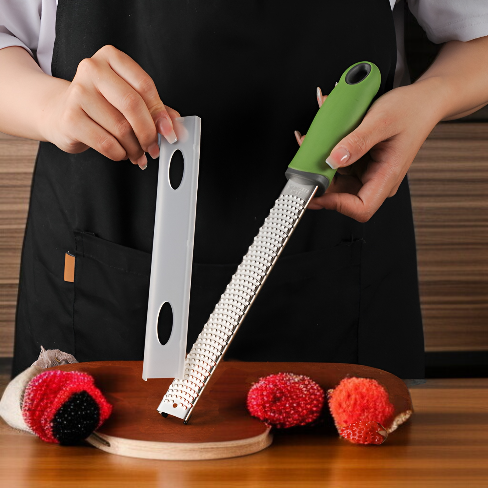 주방에서 사용 중인 치즈 스피드 와이어