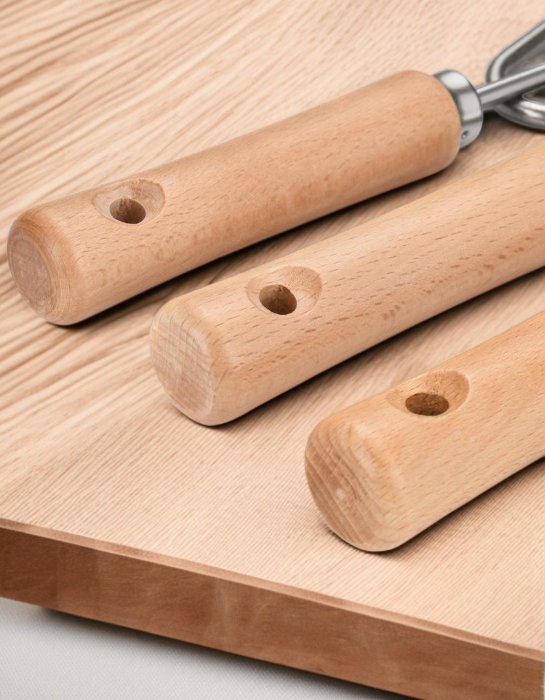 Blumenschaufel im Einsatz beim Einpflanzen von Blumen