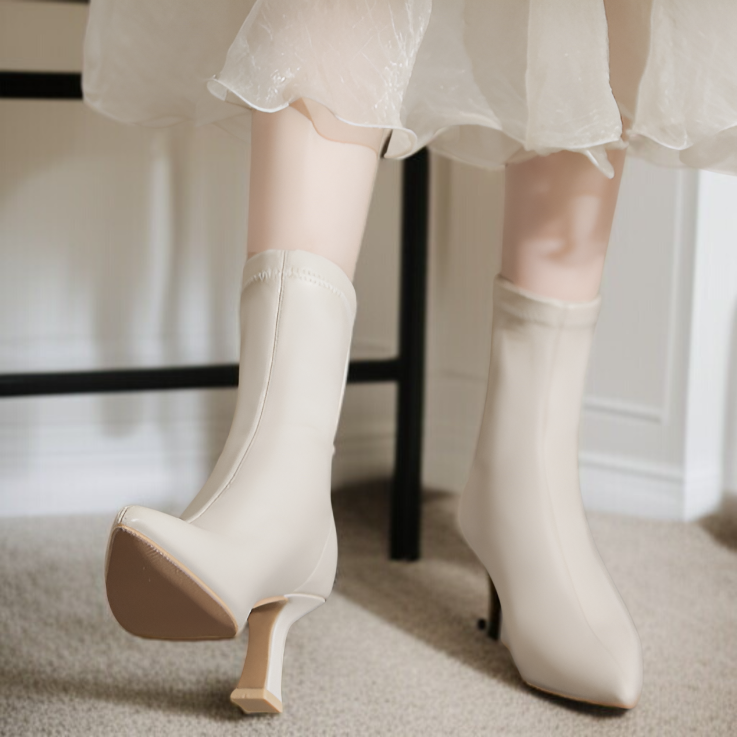 女性用スティレットショートブーツ2025年秋冬新作ポインテッドブーツ気質シンプル無地ブーツ後ろジッパーミドルカーフブーツ疲  れないブーツ