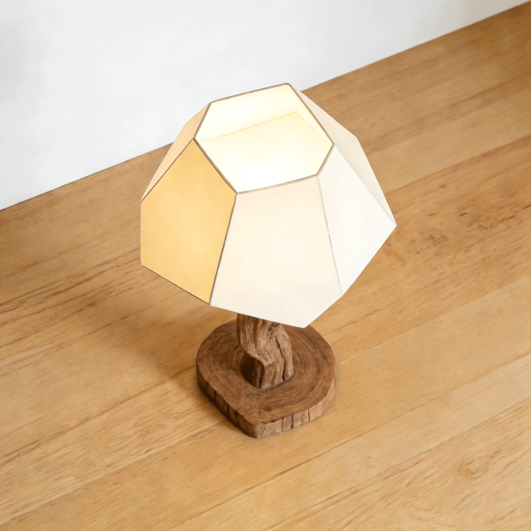 Lámpara de pie con diseño artístico en salón moderno