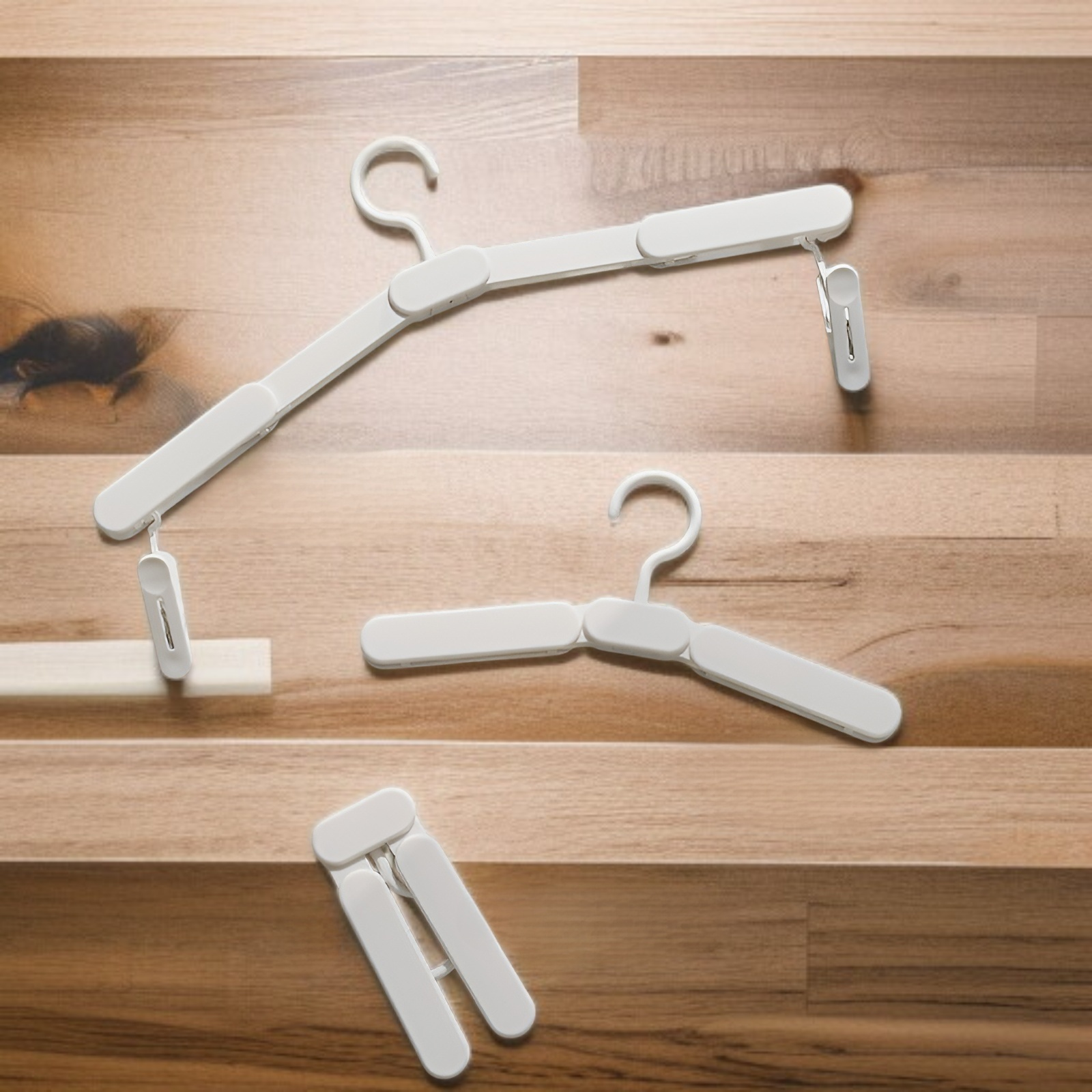 Seamless foldable portable clothes hanger