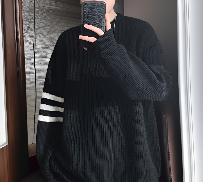 남녀 모두 착용 가능한 세 줄 스트라이프 니트