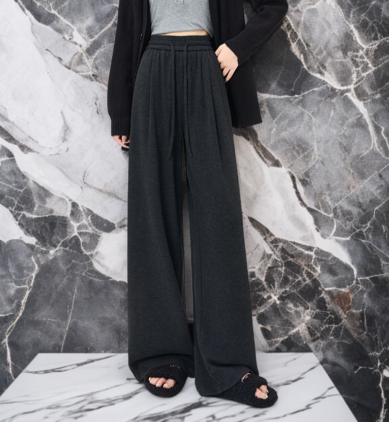 柔らかさが特徴のラムウールパンツの生地感