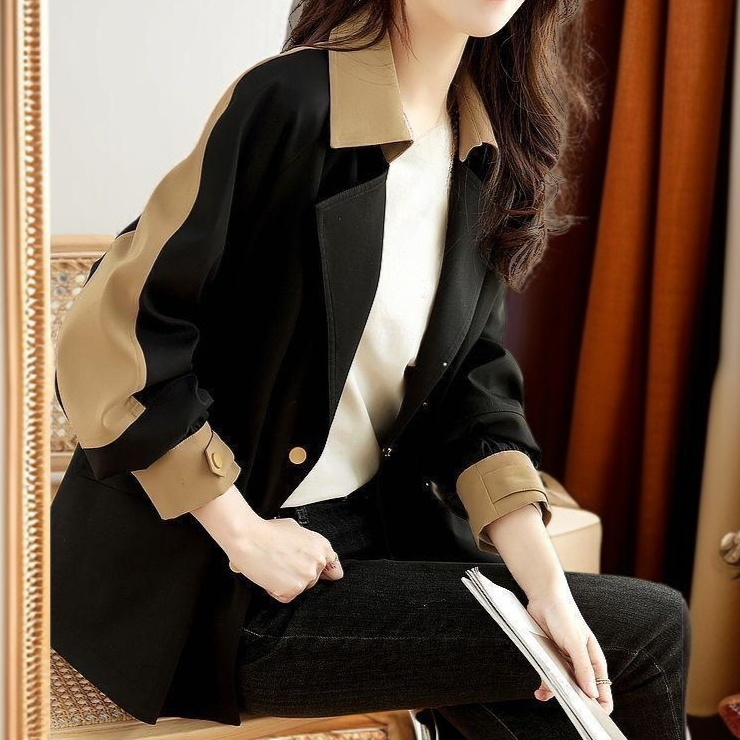 컬러감이 돋보이는 여성 코트 착용샷