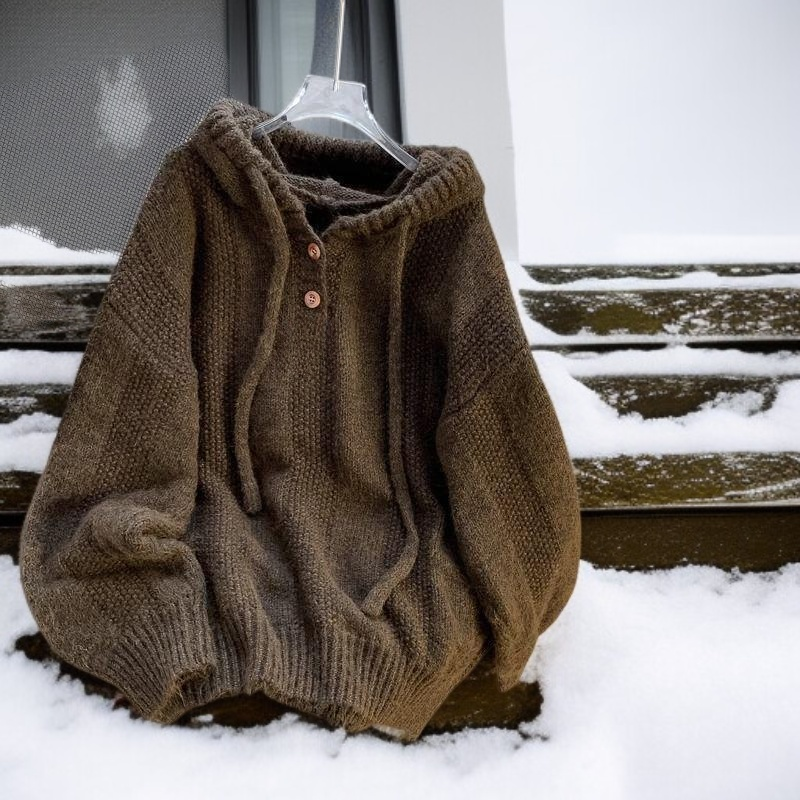 カジュアルスタイルに合うフード付きセーター