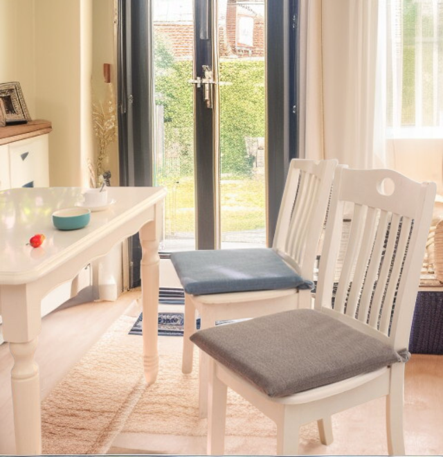 모던 디자인의 린넨 시트 쿠션