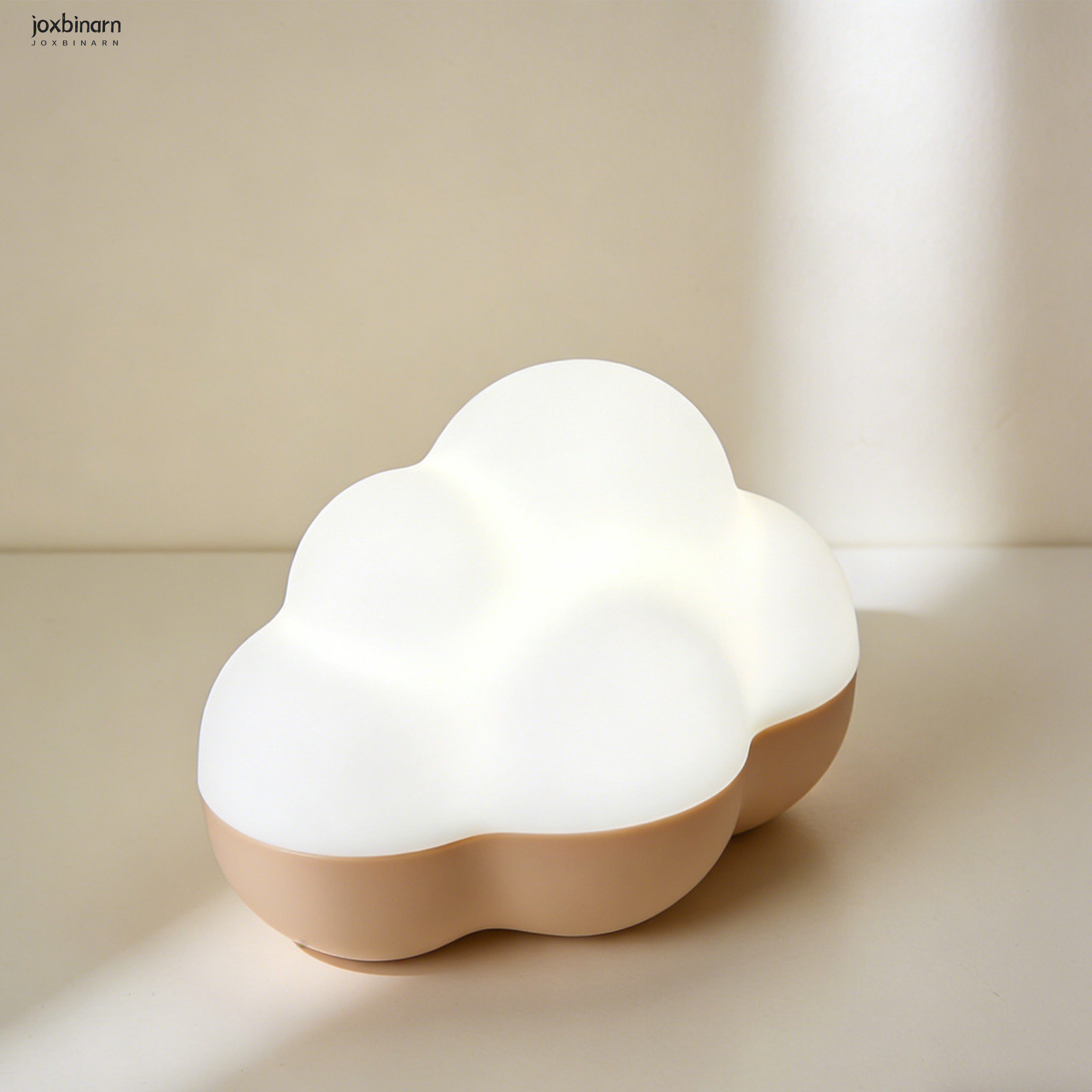 雲型ナイトライトの柔らかな光を照らす様子