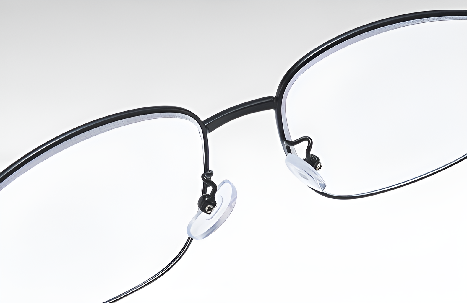 Gafas modernas de titanio para hombres y mujeres