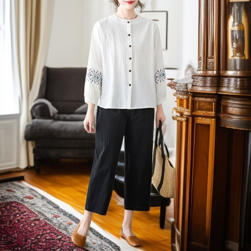 Camisa moderna de mujer con estampado floral