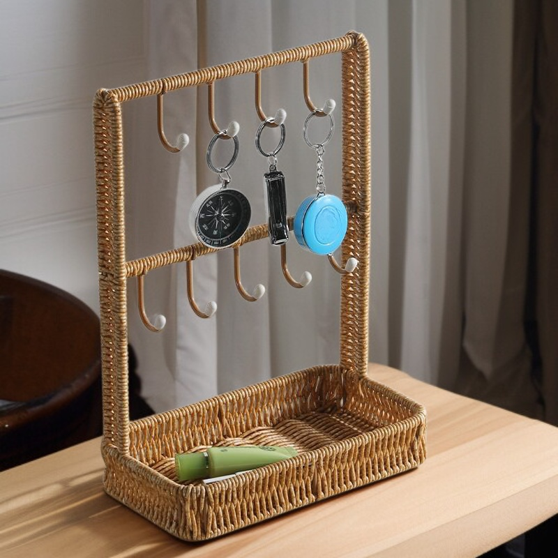 집 현관에 설치된 등나무 열쇠걸이