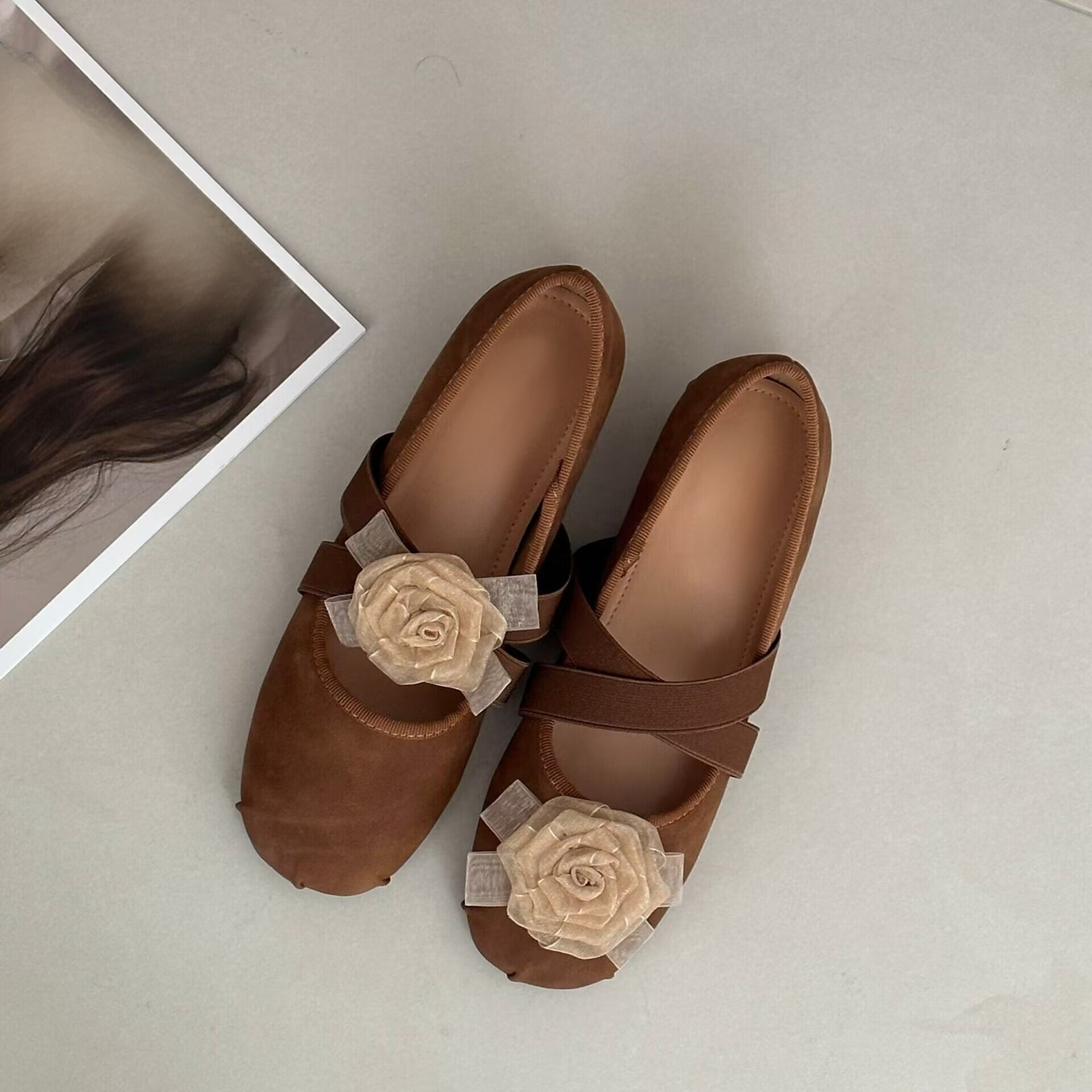 便利で快適なインヒール付きレトロクロスストラップパンプス