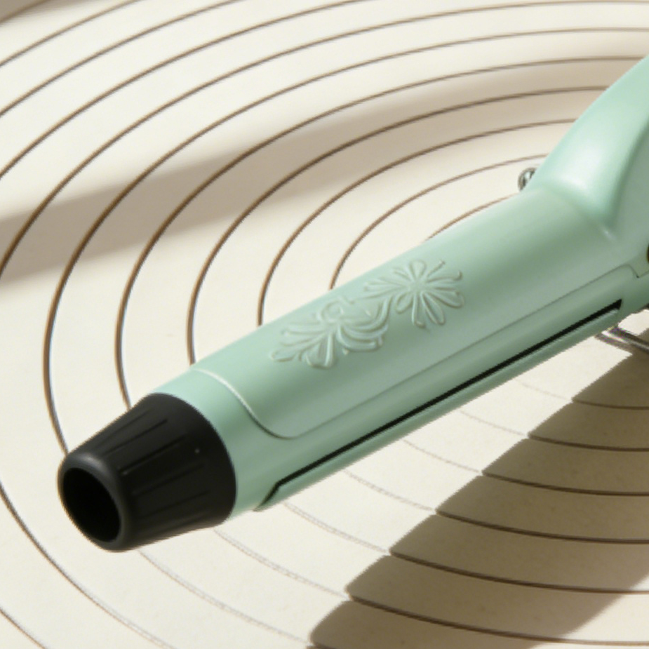 カールとストレート両用のヘアアイロン使用例