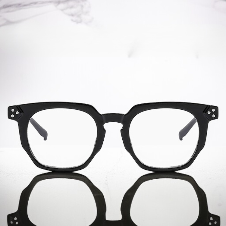 Detalle del diseño de tachuelas en gafas de mujer