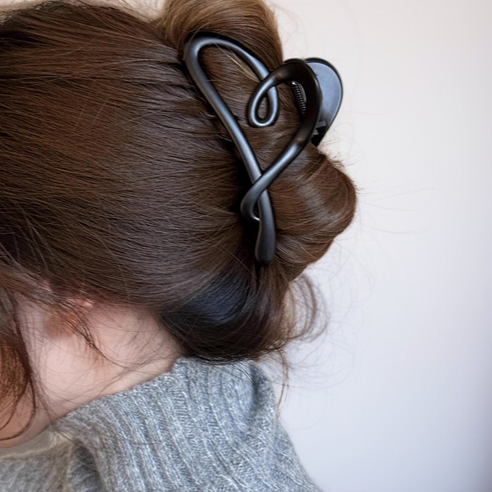 大人可愛いマットブラックハートクリップ装着例