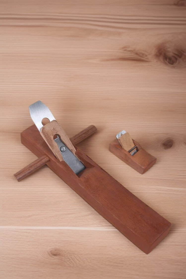 Ergonomic hand planer for smooth wood surfaces