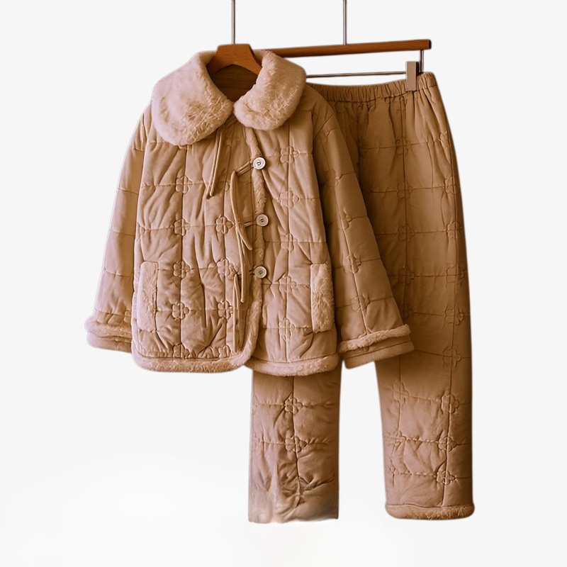 おしゃれなファーカラーのパジャマ襟元アップ