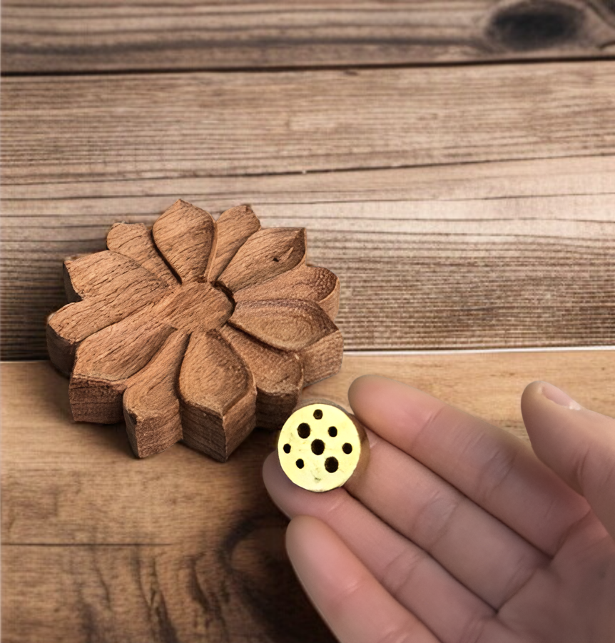 蓮花造型實木香插近拍