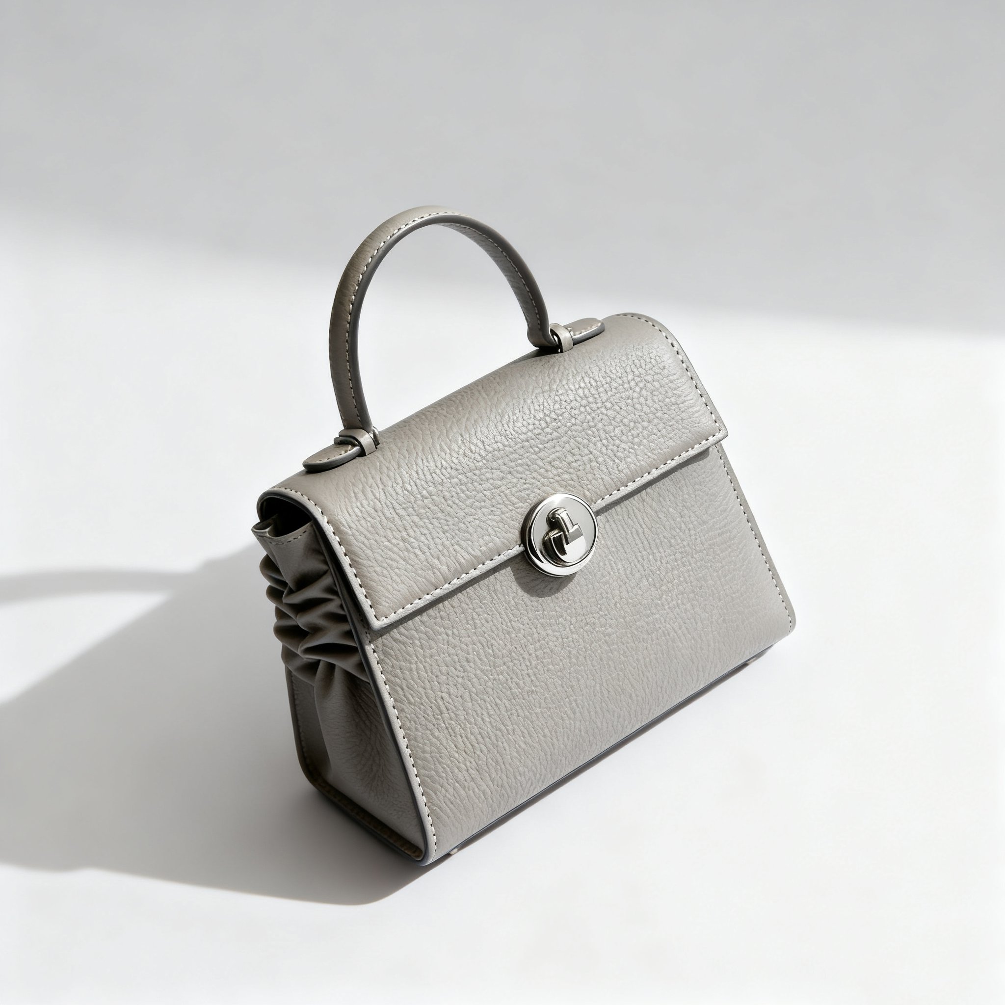 กระเป๋าถือหนังสีเงิน