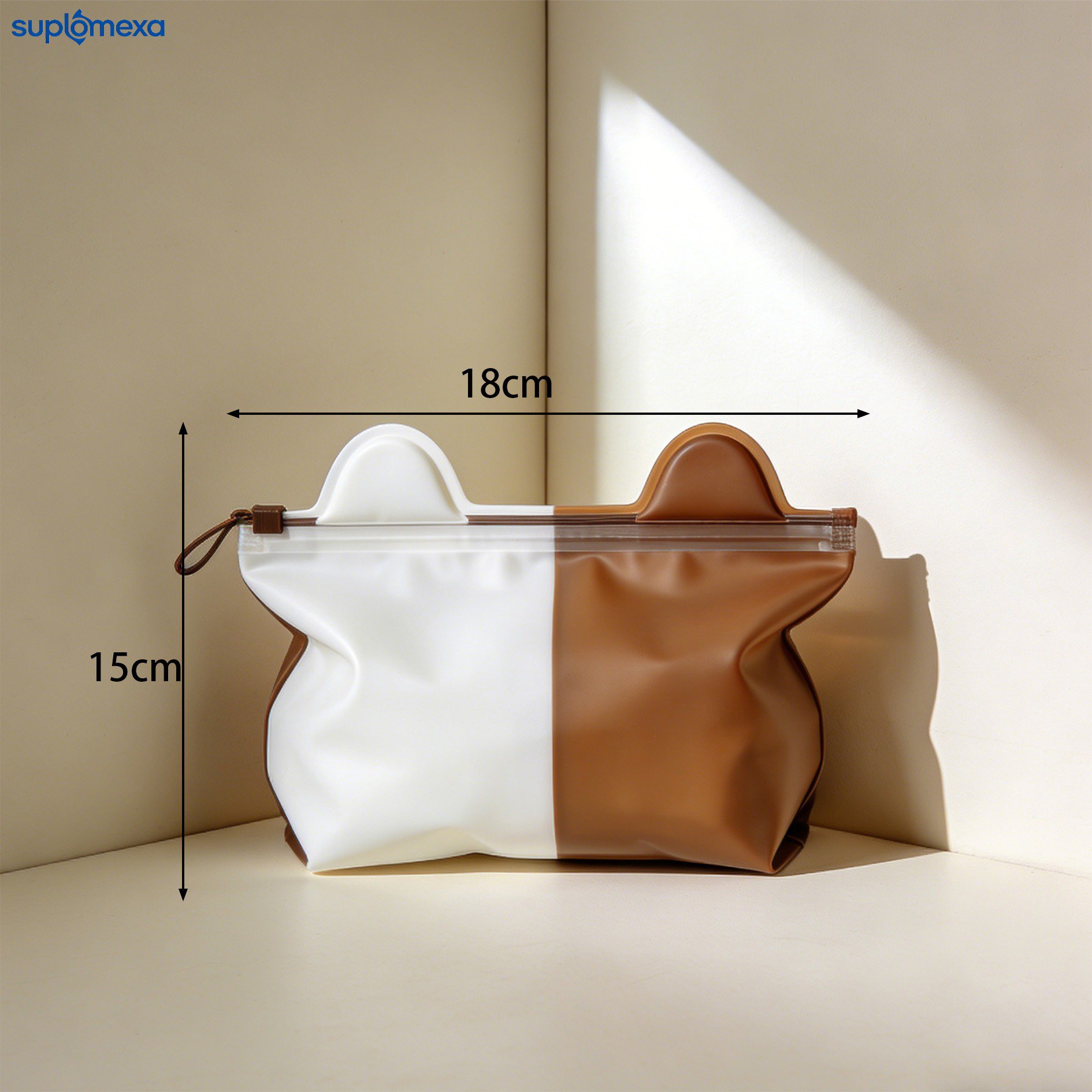 衣類を防水収納袋に入れて整理する様子