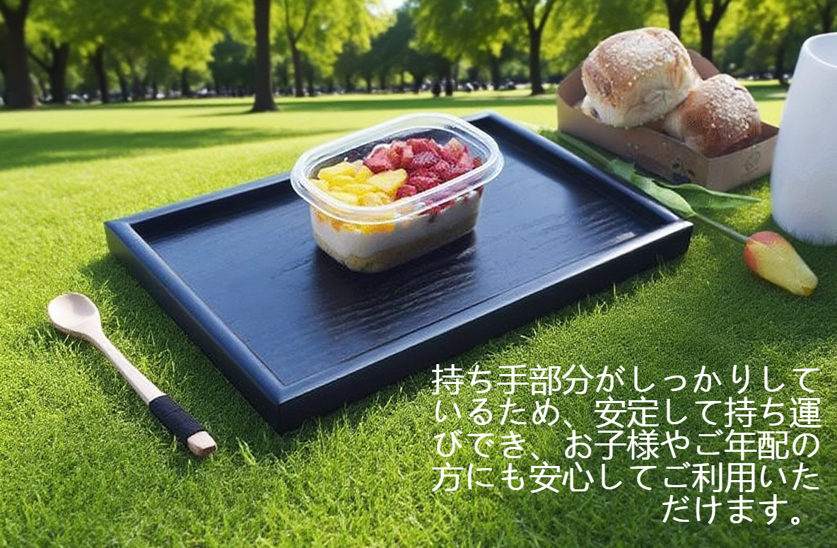 家庭用ブラック木製トレイで朝食を提供