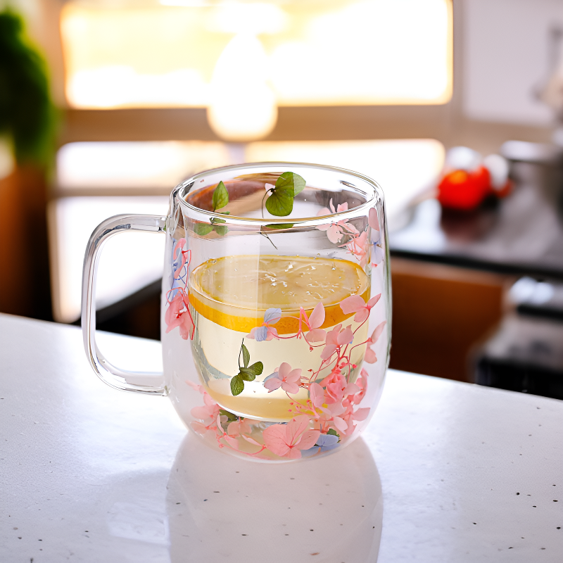 Taza de café de lava aislada y resistente al calor con pétalos de flores secas