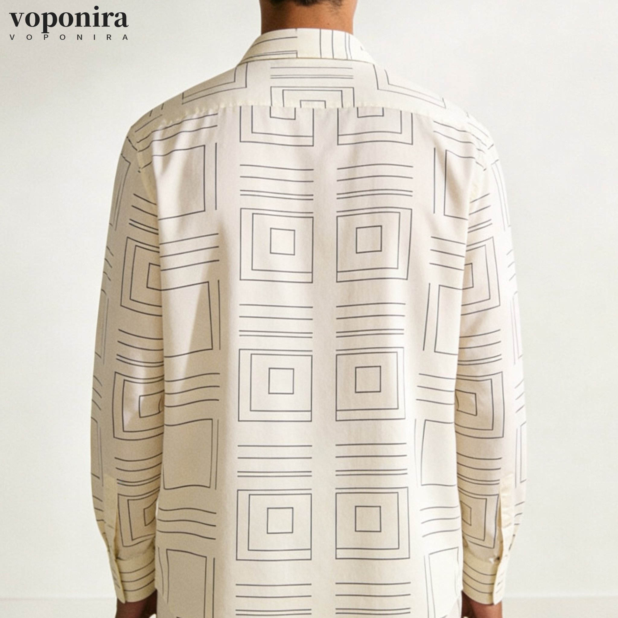 オフホワイトのストライプシャツ