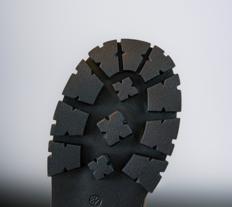 トレンド感溢れるK-POPスタイルブーツ