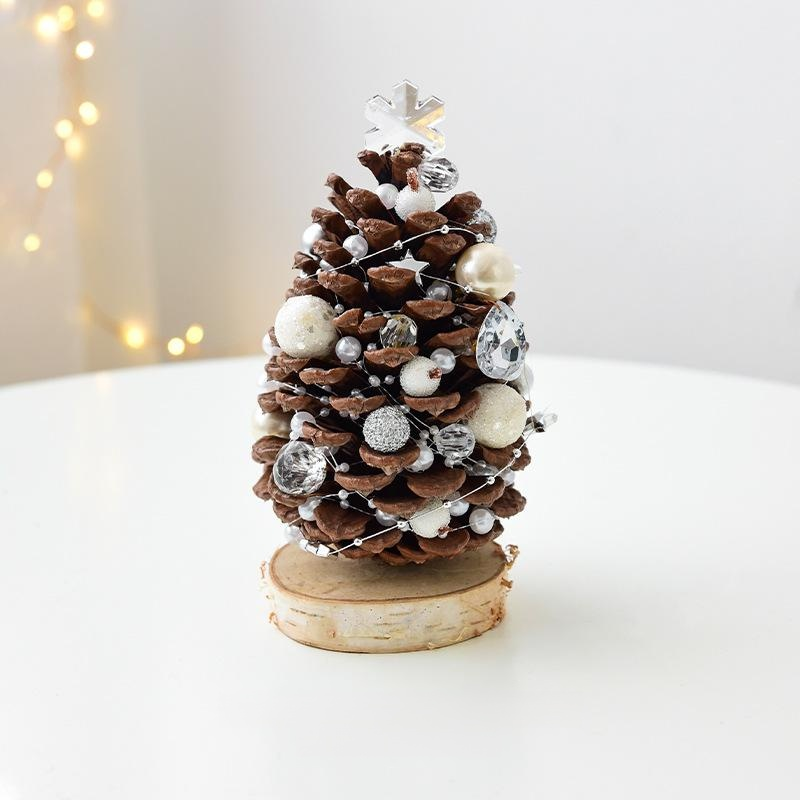 Adornos navideños de piñas