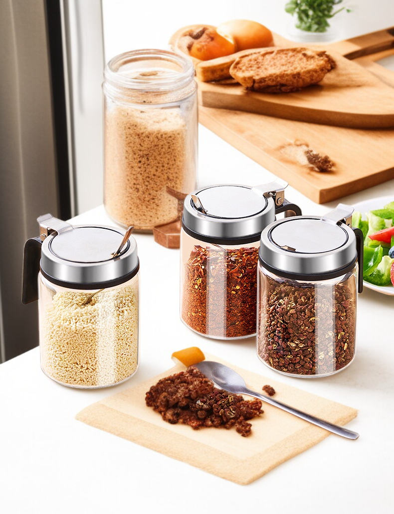 깔끔하게 정리된 주방 양념통 세트