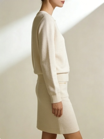 Strickjacke mit Rundhalsausschnitt und goldenen Knöpfen + kurzer Rock Set