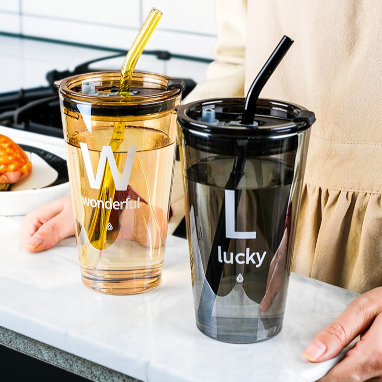 niedlicher Saftgetränkebecher