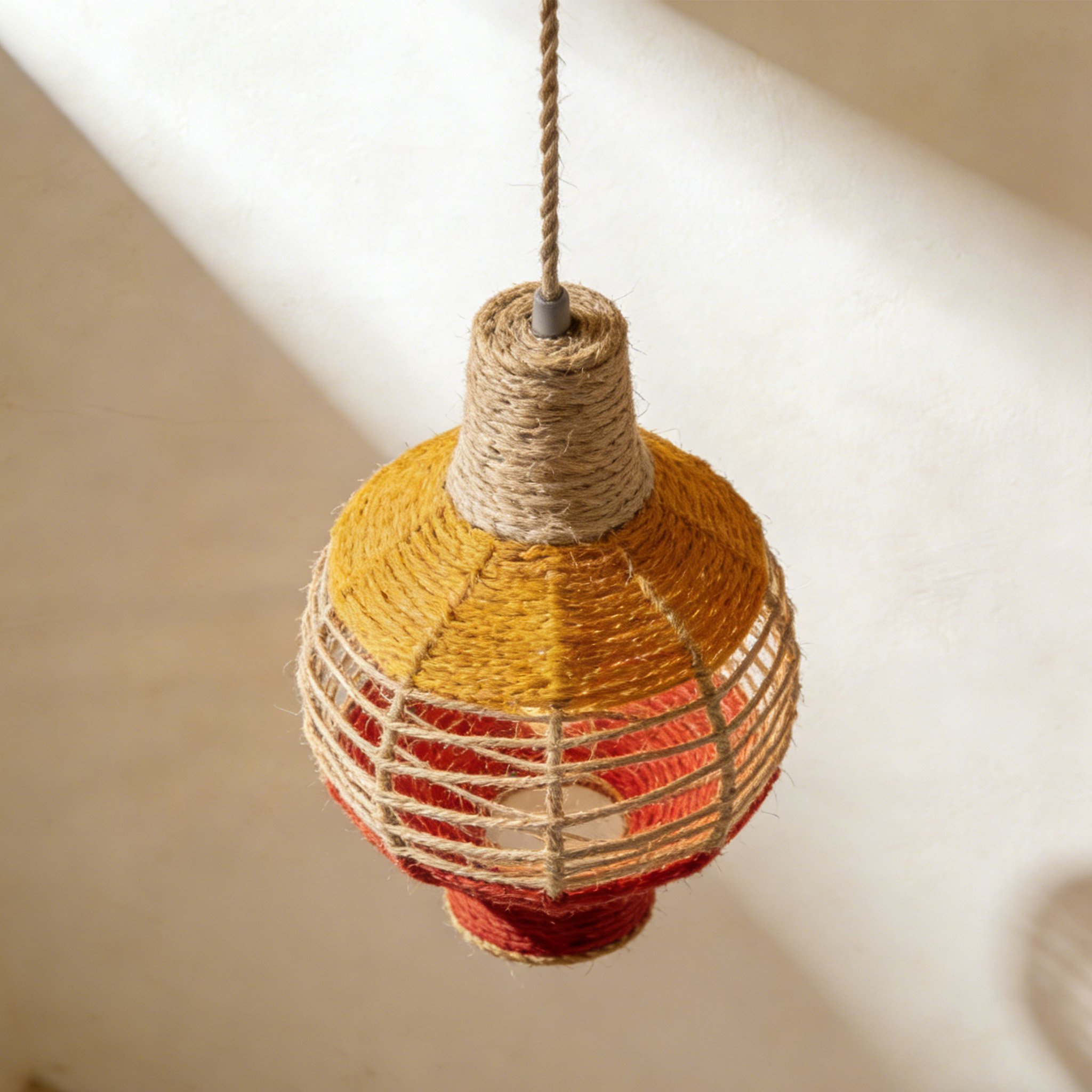 Lámpara de cuerda de cáñamo hecha a mano