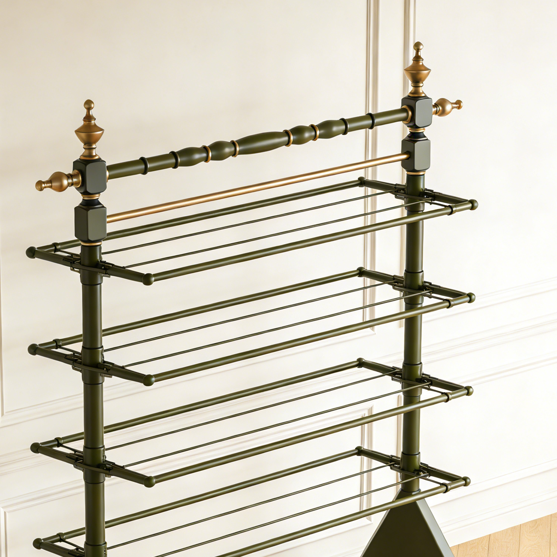 ราวแขวนเสื้อผ้าหลายชั้นสีเขียวเข้มกรอบโลหะตกแต่งสีทอง