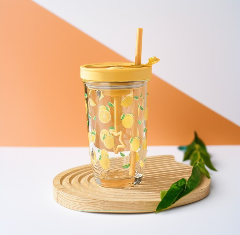 Accesorio de oficina: vaso con pajita de diseño