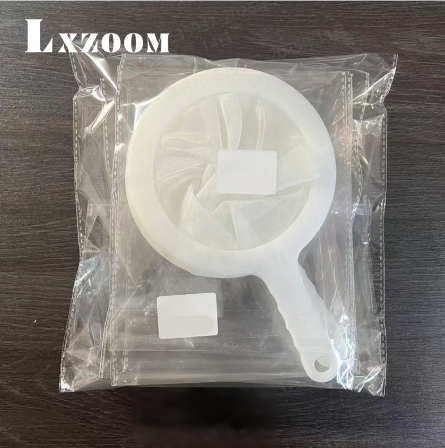 두유 거름망을 이용한 두유 필터링 장면