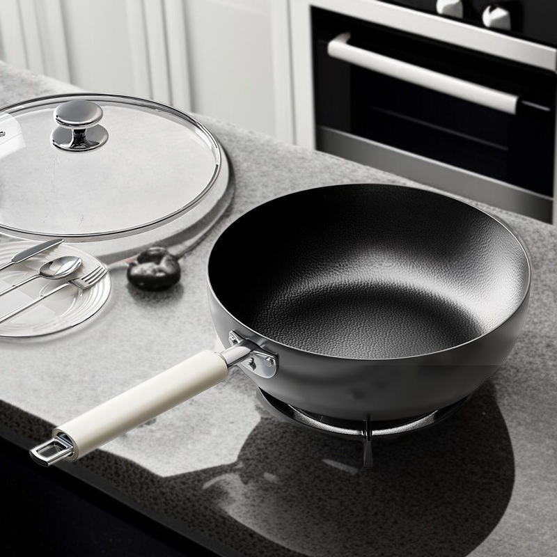 Detalle del mango ergonómico de la sartén de hierro fundido