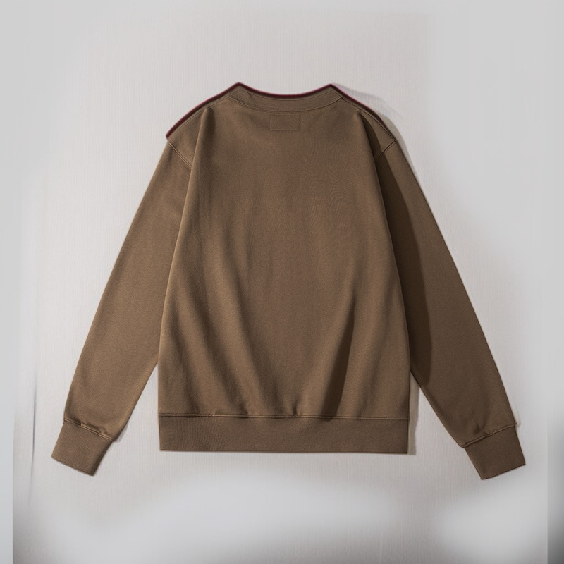 트렌디한 단색 스웨트셔츠 스타일링