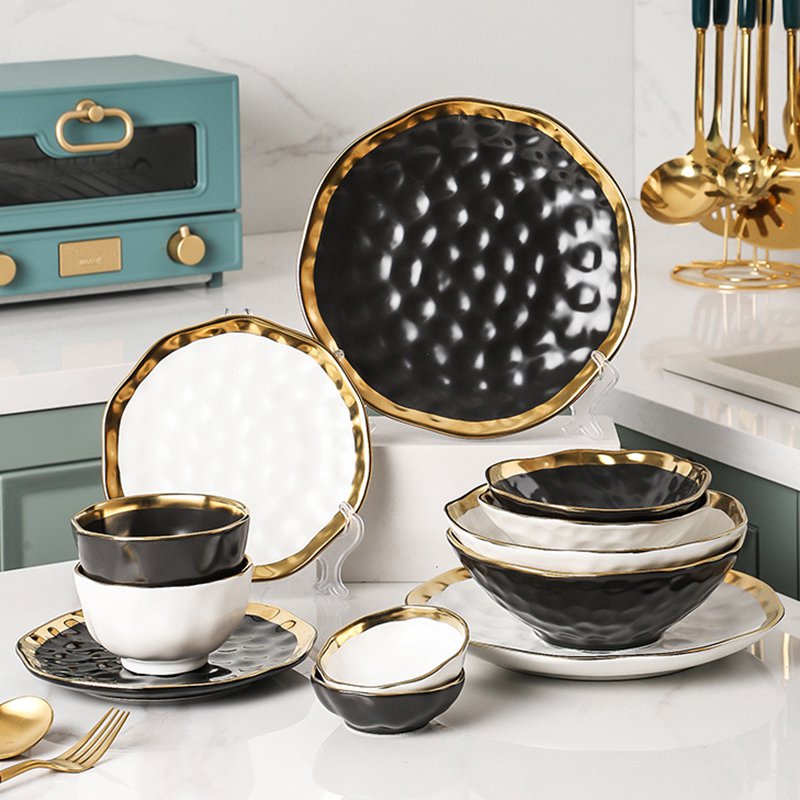 Keramikschüssel mit goldenem Rand