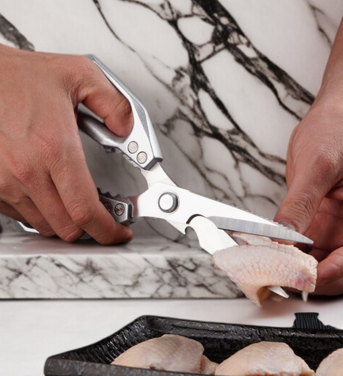 주방에서 다용도로 사용하는 스테인리스 가위