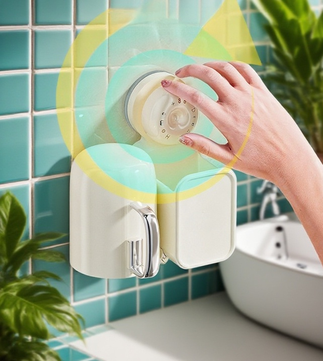 여러 칫솔을 보관한 칫솔꽂이