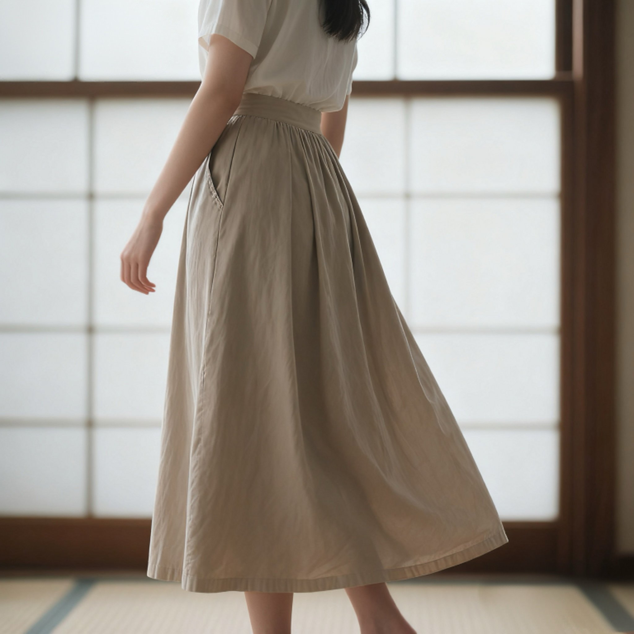 上品なプリーツデザインのフレアスカート