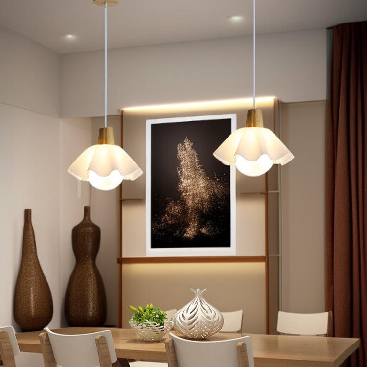 Nordické dřevěné závěsné svítidlo nad jídelní stůl, tři hlavy, moderní japonský styl wabi-sabi