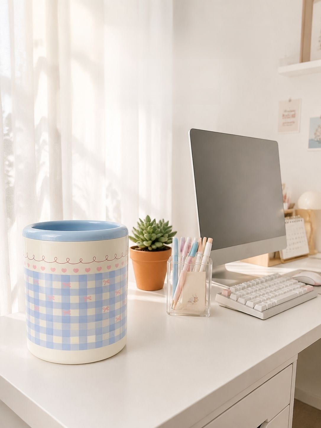 Papelera de escritorio en material resistente y moderno