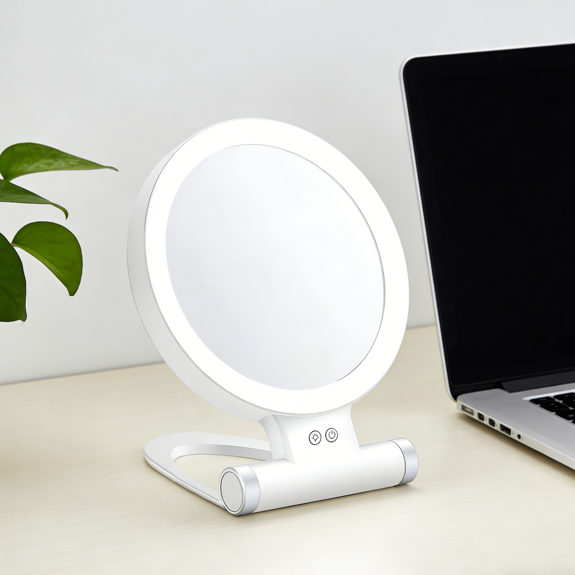 Cosmetic mirror with LED fill light for precise application