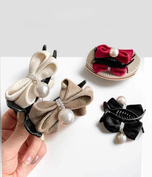 Pinza para el pelo con cola de caballo alta en uso