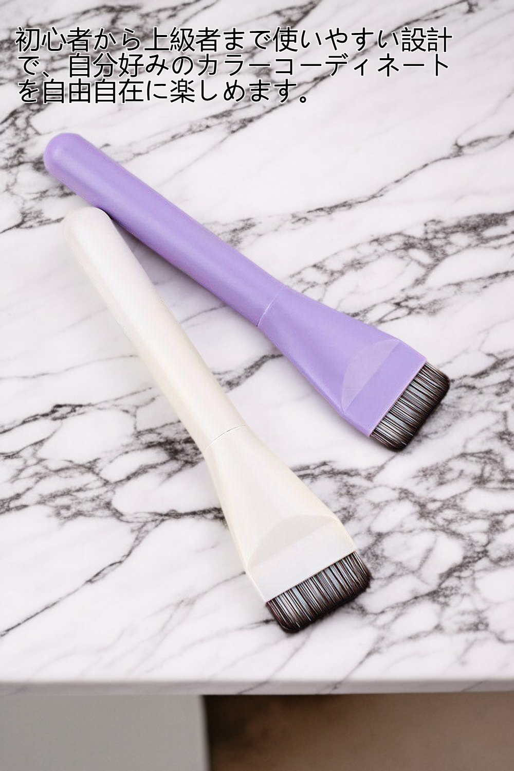 カラーパレットとフラットトップファンデーションブラシのセット画像