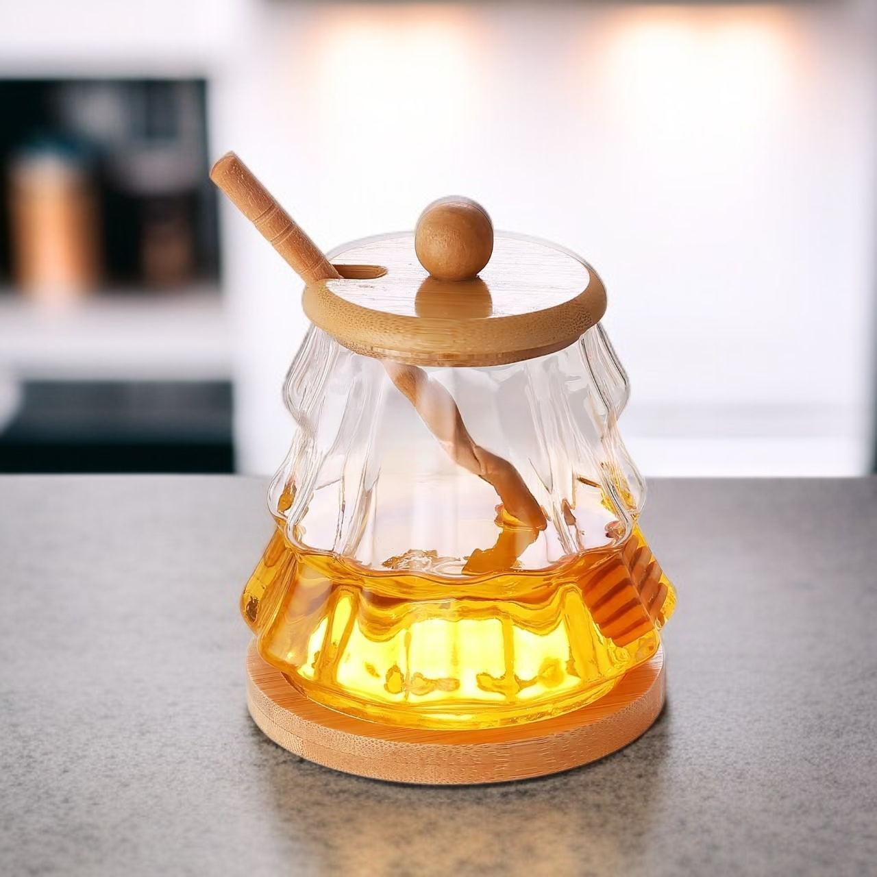 Honigglas mit Rührstab und frischem Honig